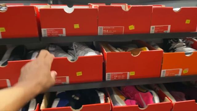 At the Clearance store buying a few things смотреть онлайн