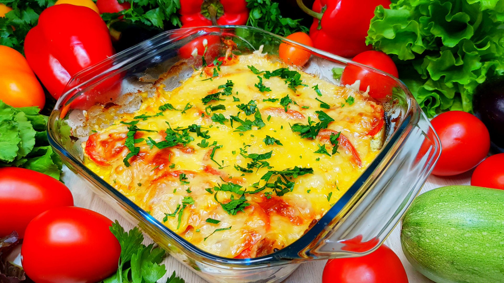 Очень простой рецепт горбуши на ужин. Сочная и нежная рыба с овощами и сыром, запеченная в духовке смотреть онлайн