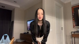 СЛИШКОМ ПОДНЯЛА ЮБКУ...