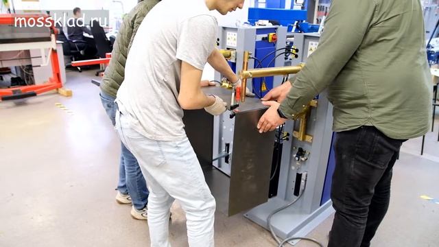 Сварка короба на аппарате контактной сварки Pei-Point смотреть онлайн