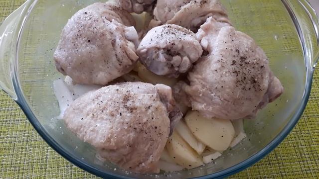 Курица и картофель с луком в духовке в стеклянной кастрюле смотреть онлайн