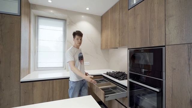 Деколь Мебель. Функциональная кухня с островом в современном стиле. смотреть онлайн