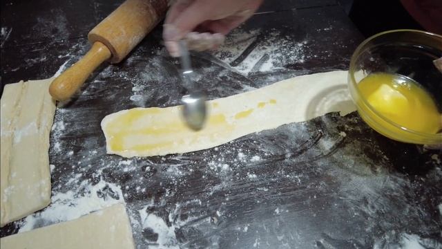 Вкусные круассаны и булочки в виде розочек смотреть онлайн