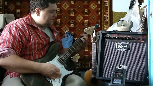 Гитарный перегруз Электрогитара Crescent Strat SSS, Комбик Cort MX15R и педаль эффектов Zoom HL-01 смотреть онлайн