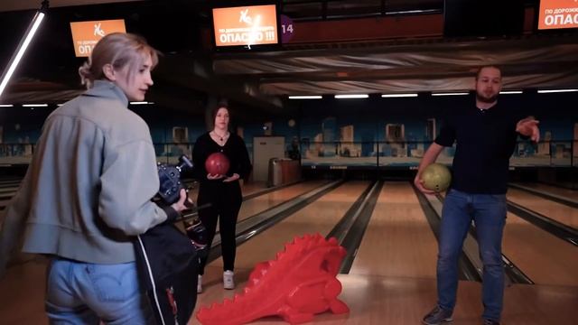 Позирование в боулинг-клубе часть 1 смотреть онлайн
