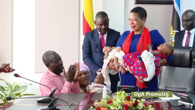 Speaker ANITA AMONG gives 10 million and land to Sseka Kirevu whose wife gave birth to tripplets смотреть онлайн