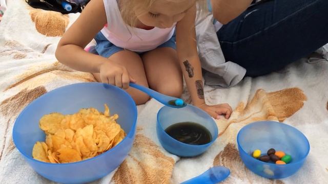 Пикник на речке Picnic On The River Суп из колы и M&M's, Катя вляпалась в коровью какашку