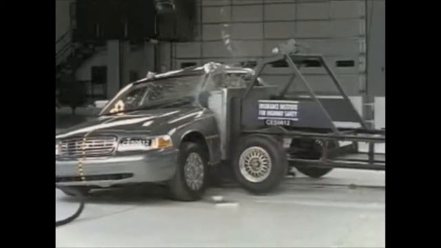 2003-2010 Ford Crown Victoria Crash Test смотреть онлайн