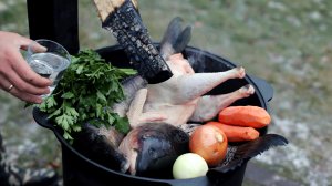 Тройная царская уха из петуха в казане на костре.