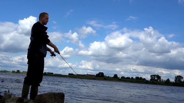 Поклёвка ЖЕРЕХА! Рыбалка на спиннинг! Обзор кошельков для блесен и воблеров. Отдых с сыном на РЕКЕ! смотреть онлайн