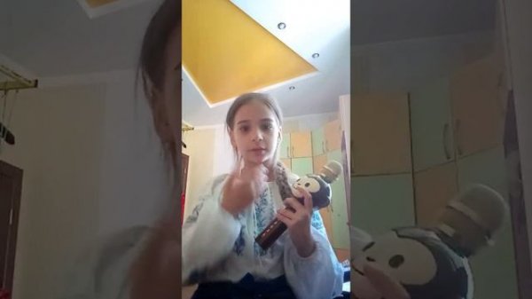 показываю как правильно держать в руке микрофон