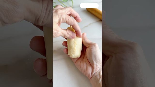 Булочка с чесночным маслом — один из самых распространенных видов хлеба в местных пекарнях. Его так смотреть онлайн