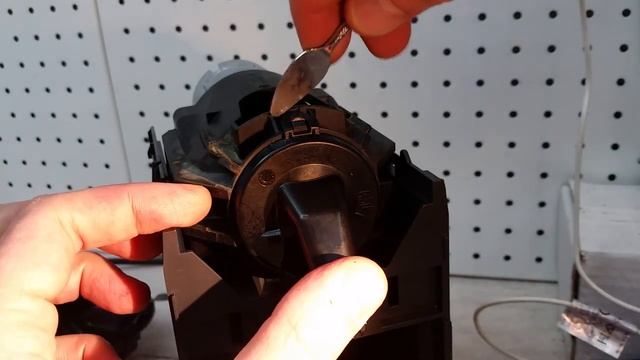 Замена носика подачи кофе на кофеварке Krups NX250. смотреть онлайн