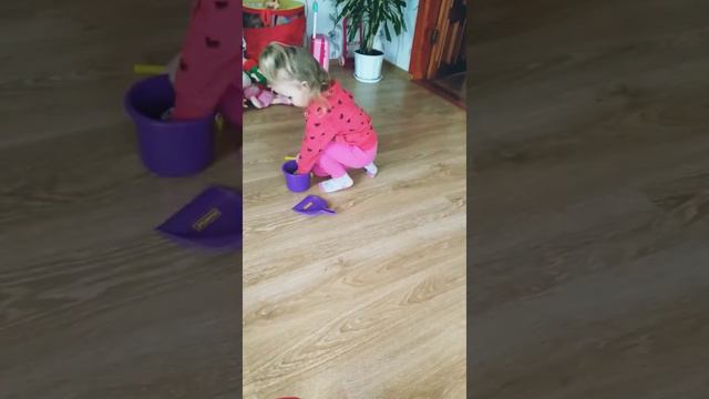 Ксюша мамина помощница!Игра попади в корзину смотреть онлайн