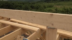 Крыша делаем конек и устанавливаем стропила