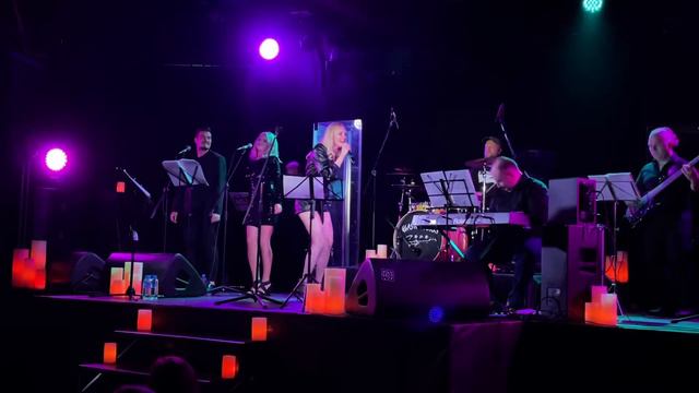 Расскажите, птицы (сл. и муз. И.Николаев) – Наталия Быстрова – 26.05.21 – клуб Glastonberry 🇷🇺 смотреть онлайн