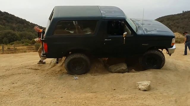 1994 Ford Bronco stuck on a rock смотреть онлайн