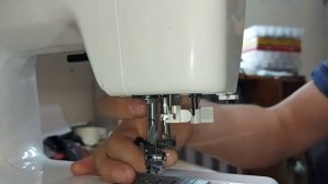 На швейной машинке вылетает игла_ Сломался иглодержатель_ Решается просто, смотри