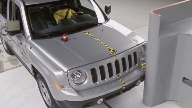 IIHS - 2012 Jeep Patriot small overlap crash test / POOR EVALUATION / смотреть онлайн