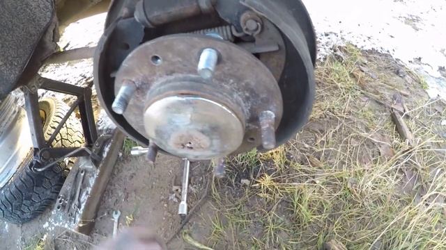 НИВА УРБАН НА ПОВСЕДНЕВ / как поменять шпильки не снимая колодки / как снять закисший барабан смотреть онлайн