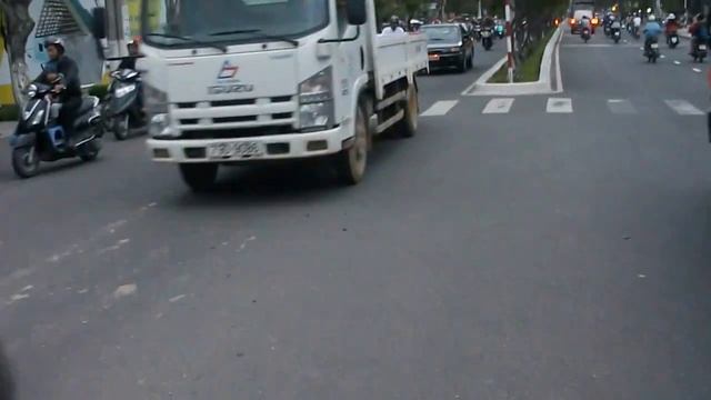 Вьетнам. Опасный перекресток. Езда на мопеде в Нячанге. Vietnam. Riding a moped Nha Trang смотреть онлайн