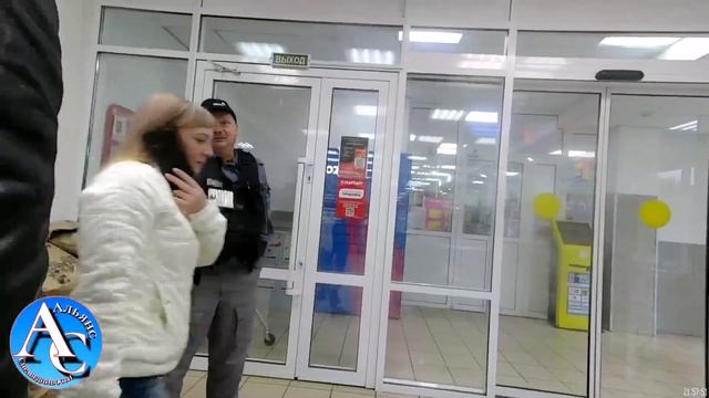 ТУПОРЫЛЫЙ ОХРАНИК БЫКУЕТ И ДЕРЗИТ смотреть онлайн