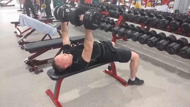 Жим лёжа гантели 25 на 15 смотреть онлайн