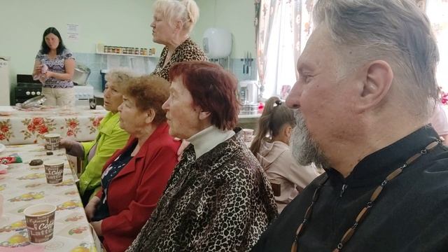 Косари на лугу! Сестры поют на обеде и общении после собрания церкви в Новомосковске, Тульской обл. смотреть онлайн