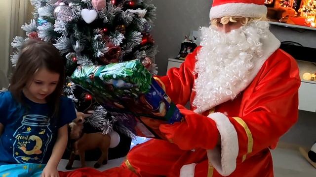 НОВЫЙ ГОД 2021! РАСПАКОВКА ПОДАРКОВ! встреча с ДЕДОМ МОРОЗОМ! смотреть онлайн