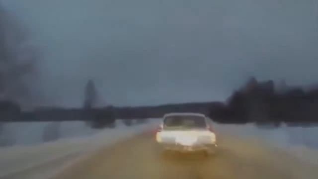 Пьяный мужик на Волге красиво ушел от ДПС смотреть онлайн