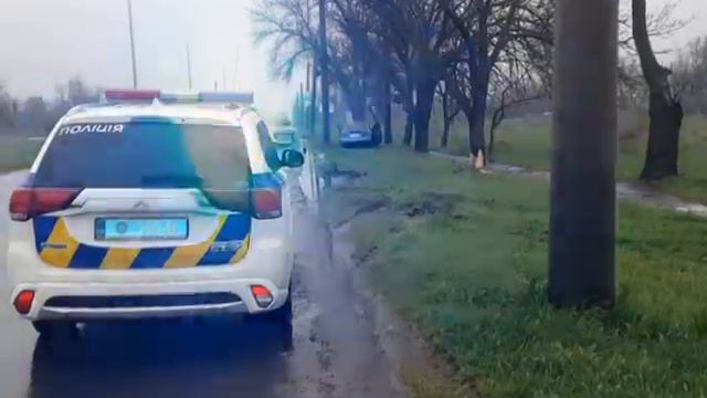 В Бердянске пьяный водитель лежал на дороге смотреть онлайн