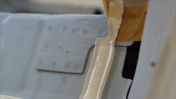 Узкие и широкие (акустические) швы с помощью TEROSON MS 9320 SF и пистолета Teroson PowerLine II