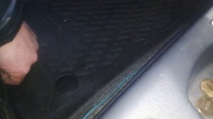 Как закрепить коврики в машине.