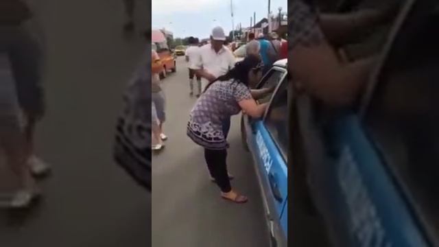 Очень нервная женщина ругается с ментами смотреть онлайн
