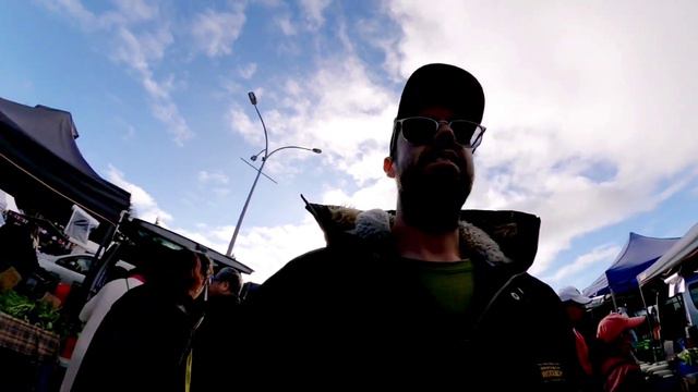 Kiwi Guy Speaking Multiple Languages @ local New Zealand Markets смотреть онлайн