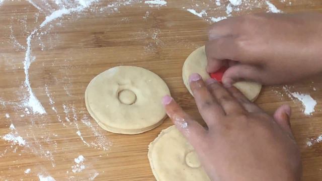 Soft and fluffy homemade doughnut|| Melt in your mouth glazed doughnuts смотреть онлайн
