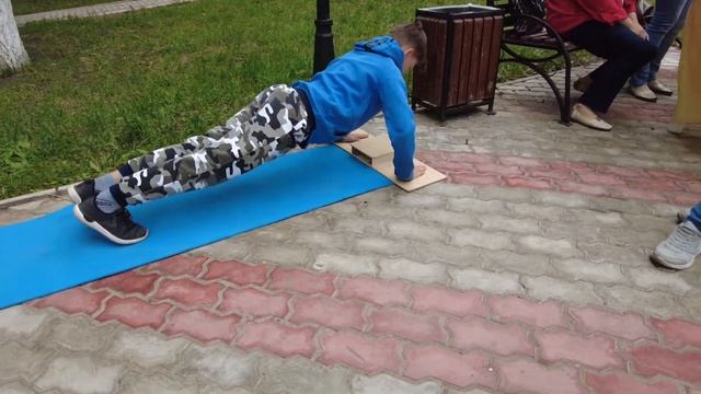 День защиты детей. Парк/ Колины грамоты / Ураа!! Каникулы! смотреть онлайн