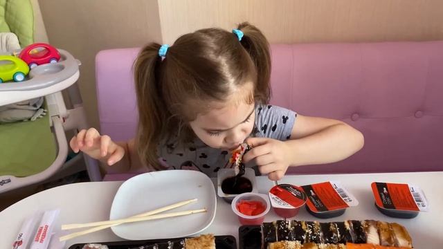 Ем вкусные суши роллы Кормлю братика лепёшкой смотреть онлайн