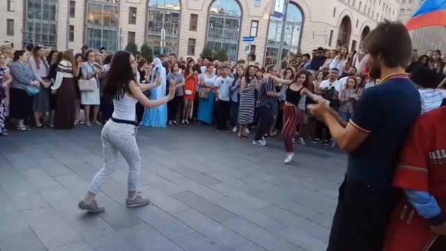 Дагестан. Лезгинка на Никольской улице смотреть онлайн