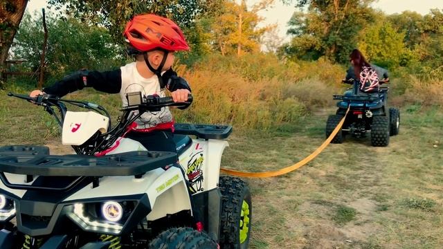 Funny Tug of War on four-wheeled toys Den vs Mom смотреть онлайн