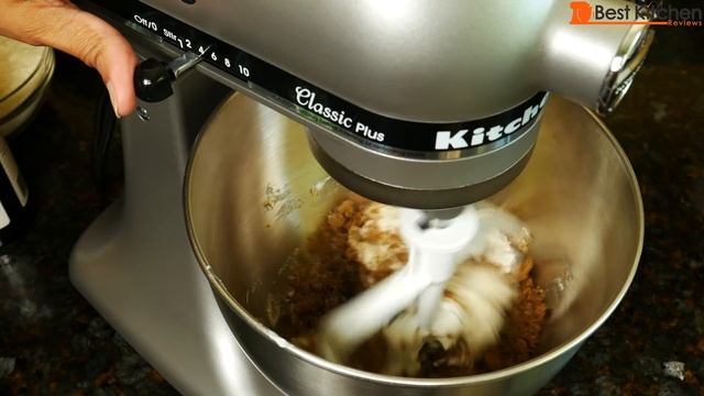 KitchenAid Classic Plus Stand Mixer Review and Demo смотреть онлайн