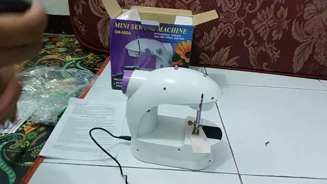 Unboxing Mini Sewing Machine SM-202A смотреть онлайн