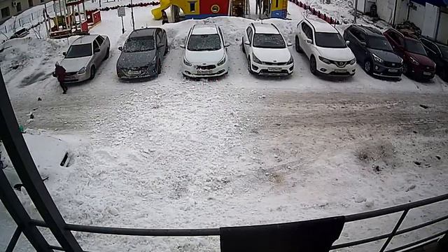 В Губкинском (ЯНАО) чинуши решили не чистить снег и упал на голову 8-летнему зумеру, смотреть онлайн