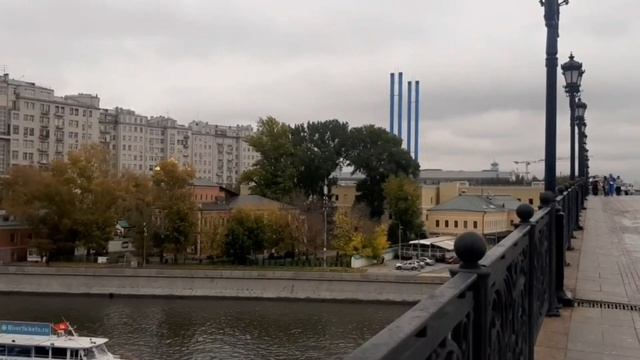Москва. Свободная прогулка от Храма Христа Спасителя до Якиманской набережной по Патриаршему мосту смотреть онлайн