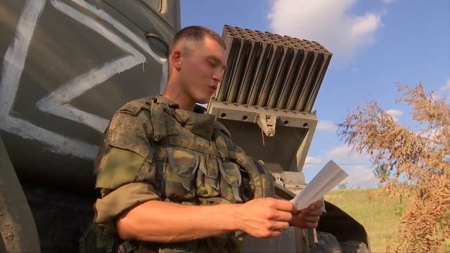 Военнослужащие – участники СВО читают письма
