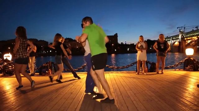 Тёплый танец в Нескучном Саду смотреть онлайн