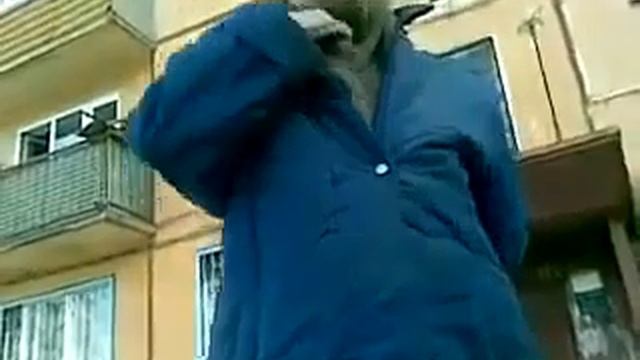 Бабка ругается матом на подростков!
