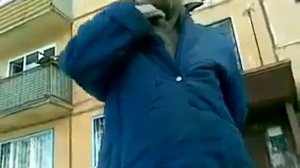 Бабка ругается матом на подростков!