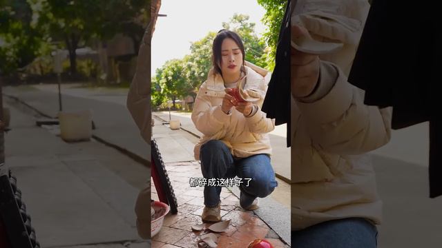 媳婦被鄰居說差別對待，給別人水果卻不給她家，不料婆婆說出真相讓她羞愧不已【雙雙的婆婆】 смотреть онлайн