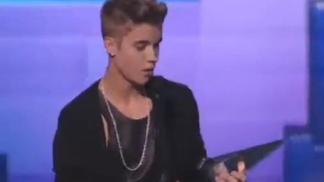 Justin Bieber Wins Best Pop Artist at the AMA's 2012 смотреть онлайн